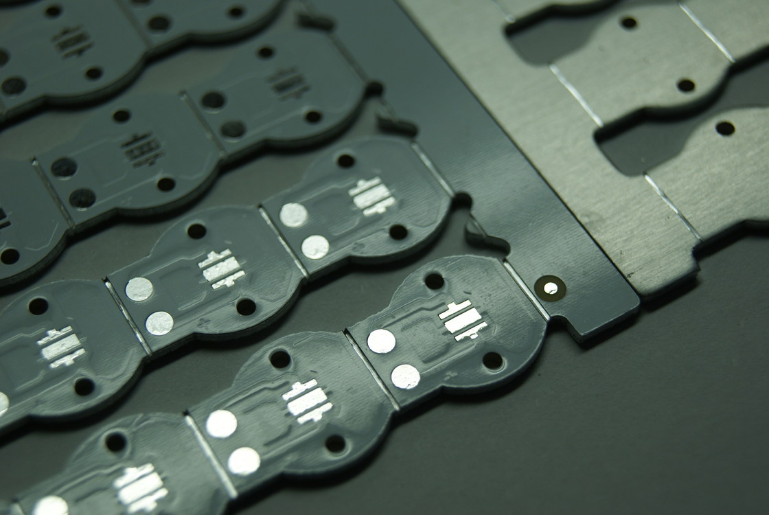 Metalowa płytka PCB o wysokiej przewodności cieplnej z białym sitodrukiem i mostkiem sitodrukowym o minimalnej szerokości 0,1 mm do zarządzania termicznego