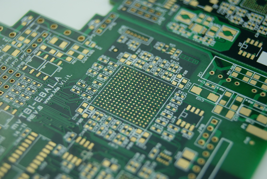 Wielowarstwowa płyta PCB o grubości 1,6 mm, technologia montażu powierzchniowego i zielona maska lutownicza dla doskonałej wydajności